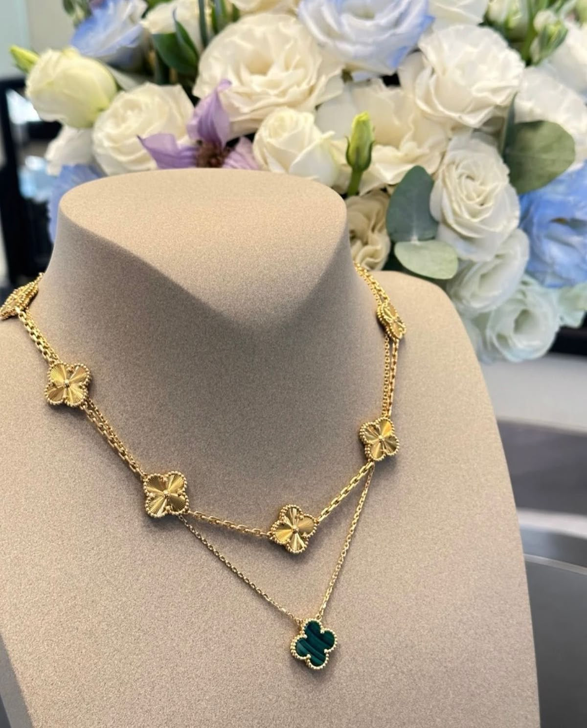 10 motif clover necklace | Gold