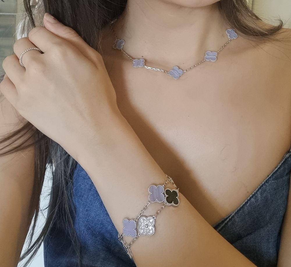10 motif clover necklace | Chalcedony