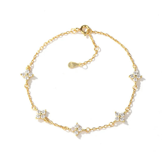 Dainty clover bracelet