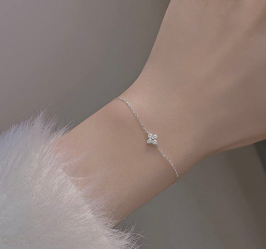 Single dainty clover bracelet